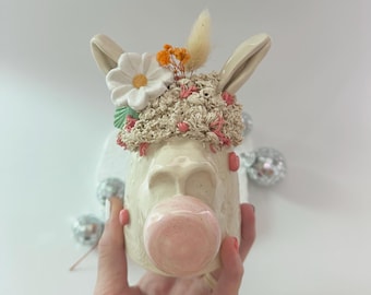 Clover, la llama de chicle de la suerte / Figura de llama de cerámica hecha a mano / Adorno caprichoso para el hogar / Regalo de buena suerte / Decoración colorida para estantes