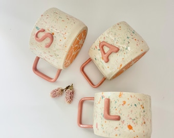 Tasse initiale éclaboussée faite main | Mug lettre personnalisé en céramique