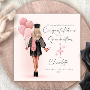 Carte de voeux personnalisée pour l'obtention du diplôme universitaire pour elle personnalisable Félicitations pour l'obtention de votre diplôme Girlie N'importe quel nom 2025