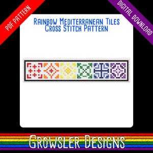 Peut inclure: Un modèle de point de croix numérique PDF intitulé Rainbow Mediterranean Tiles Cross Stitch Pattern. Le motif présente une rangée horizontale de six carreaux carrés en rouge, orange, jaune, vert, bleu et violet, encadrés par une bordure noire.