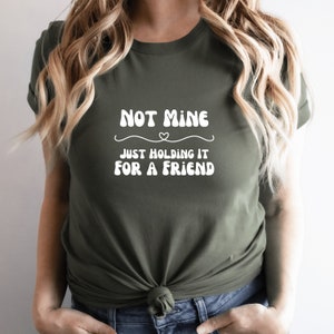 Lustiges Leihmutterschaft Shirt - "Holding It For A Friend" Surrogate TShirt