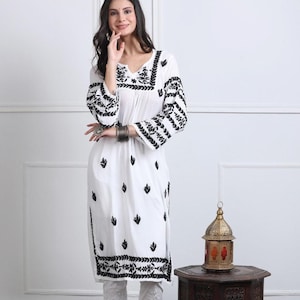 Kurti chikankari fait main en modal avec broderie à la main et pantalon en lycra blanc brodé à la machine au fil noir - Lucknowi Kurti chikankari