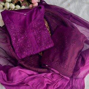 Handgjord Chikankari Kurti Palazzo Set: Färgbar Rayon Chiffon Dupatta Mauve