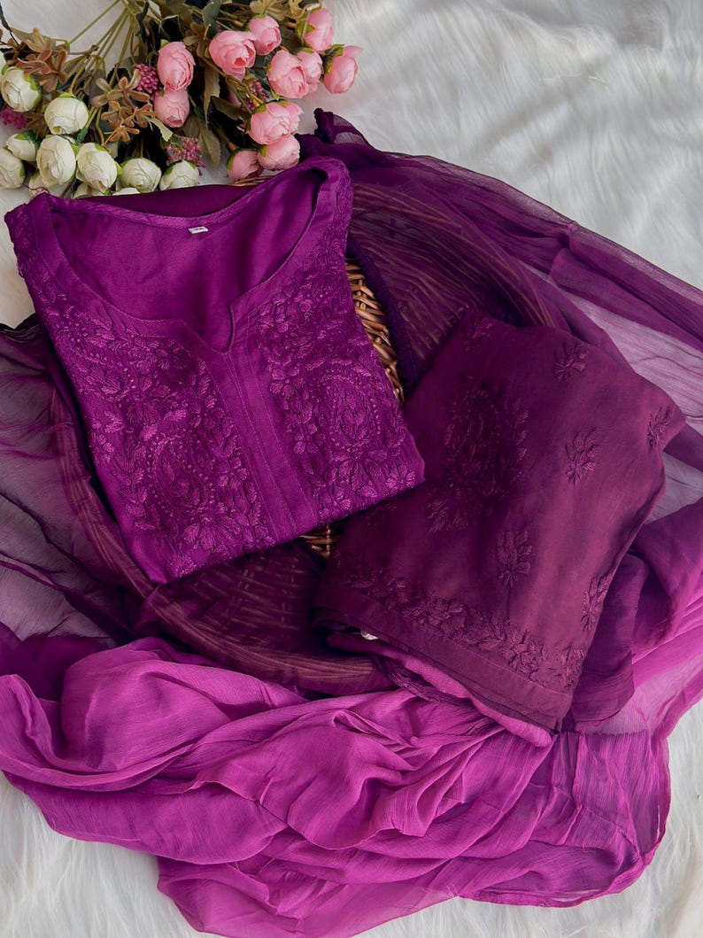 Handgjord Chikankari Kurti Palazzo Set: Färgbar Rayon Chiffon Dupatta Mauve
