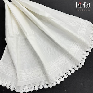 Puede incluir: Tela de algod&oacute;n blanca con un delicado borde bordado y un borde de ganchillo. La tela tiene un sutil patr&oacute;n de cuadr&iacute;cula.