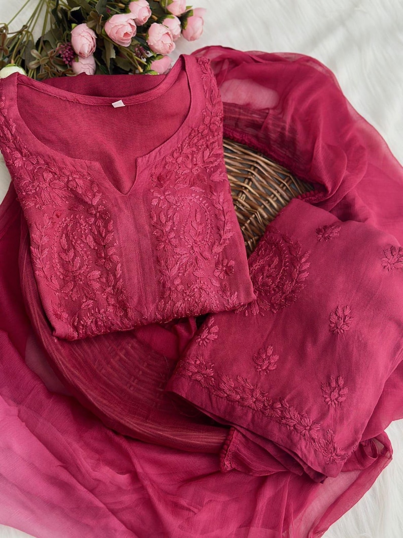 Handgjord Chikankari Kurti Palazzo Set: Färgbar Rayon Chiffon Dupatta Rosa