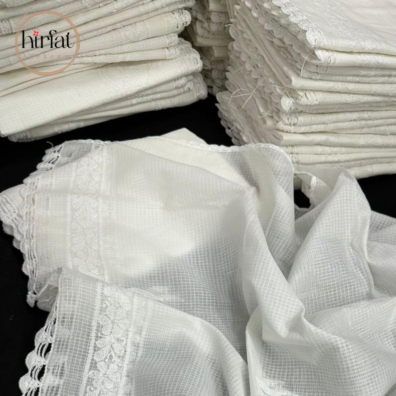 Puede incluir: Una pila de pa&ntilde;uelos de algod&oacute;n blanco con ribete de encaje. Los pa&ntilde;uelos est&aacute;n doblados y apilados cuidadosamente. Los pa&ntilde;uelos est&aacute;n hechos de una tela suave y delicada.