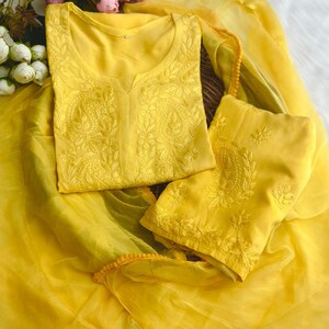 Handgjord Chikankari Kurti Palazzo Set: Färgbar Rayon Chiffon Dupatta Gul