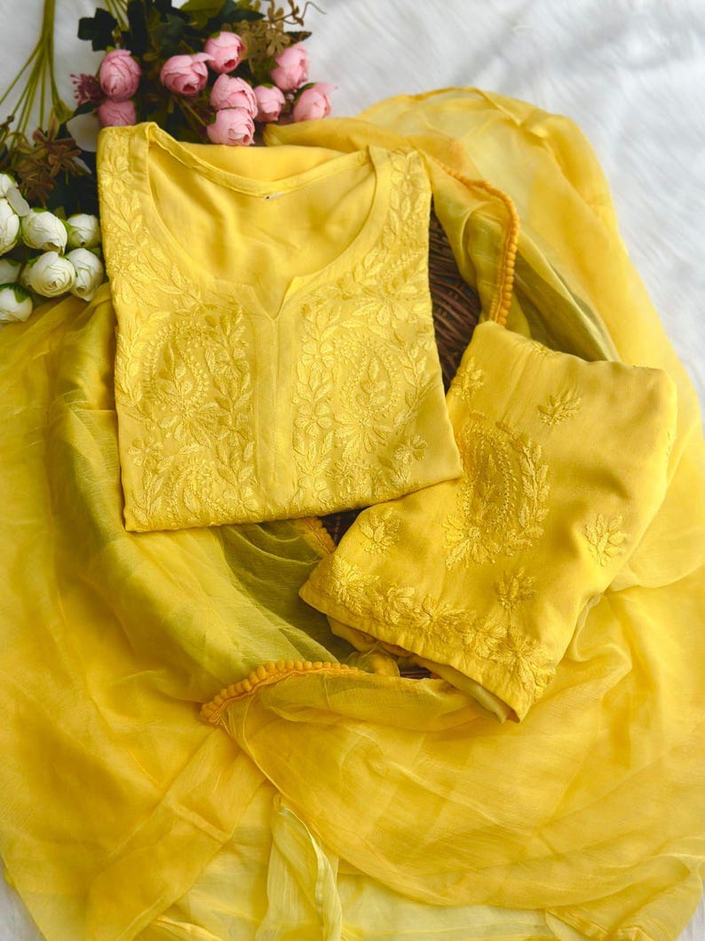 Handgjord Chikankari Kurti Palazzo Set: Färgbar Rayon Chiffon Dupatta Gul