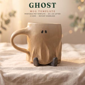 Könnte beinhalten: Ein beigefarbener Keramikbecher in Geisterform mit zwei kleinen dunklen Augen und zwei dunklen Füßen an der Basis. Der Text darüber lautet GHOST MUG TEMPLATE, PRINTABLE PDF TEMPLATE, A4 + US LETTER, 3 SIZES, INSTANT DOWNLOAD.