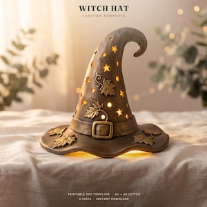 Könnte beinhalten: Eine braune Hexenhut-Laternenvorlage mit sternförmigen Ausschnitten und geprägten Blattdetails. Der Hut hat ein mittleres Band mit einer Schnalle. Der Text oben lautet WITCH HAT LANTERN TEMPLATE, und unten steht PRINTABLE PDF TEMPLATE A4 + US LETTER 3 SIZES INSTANT DOWNLOAD.