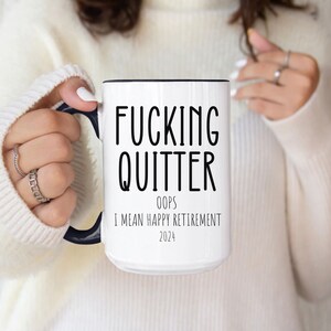 Puede incluir: Taza de caf&eacute; de cer&aacute;mica blanca con texto negro que dice "Fucking Quitter Oops I mean Happy Retirement 2024".