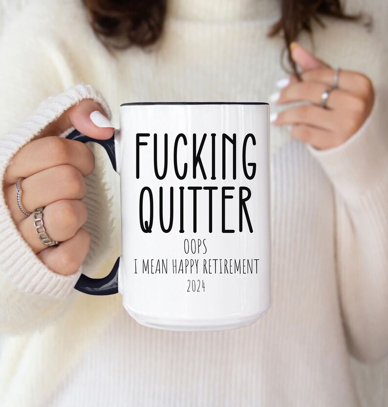 Puede incluir: Taza de caf&eacute; de cer&aacute;mica blanca con texto negro que dice "Fucking Quitter Oops I mean Happy Retirement 2024".