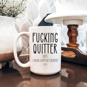 Puede incluir: Taza de caf&eacute; de cer&aacute;mica blanca con texto negro que dice "Fucking Quitter Oops I mean Happy Retirement 2024".