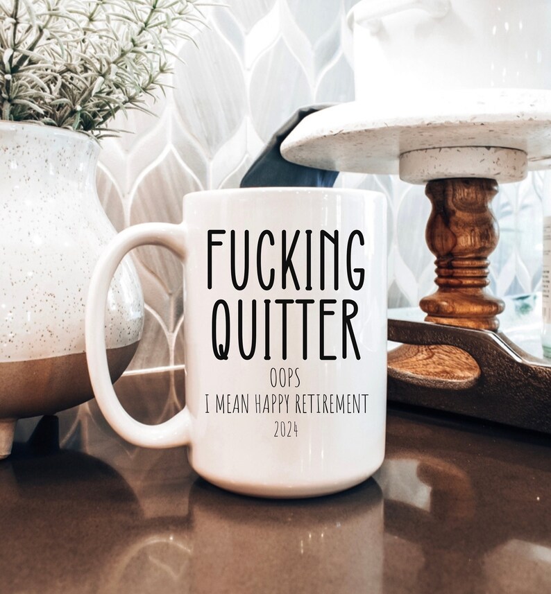 Puede incluir: Taza de caf&eacute; de cer&aacute;mica blanca con texto negro que dice "Fucking Quitter Oops I mean Happy Retirement 2024".