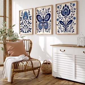 Marineblauer skandinavischer Folk Art Print 3er-Set - Nordische Blumen- und Schmetterlings-Wanddekoration, botanische Boho-Kunstdrucke, Hygge-Wohnkultur