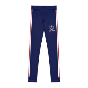 Puede incluir: Leggings azul marino con una franja vertical blanca y roja en cada pierna. La parte delantera de la pierna derecha muestra un emblema en forma de escudo con el número 8, un gráfico de tiburón y el texto CABO VERDE impreso en blanco y rojo.