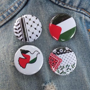 Rundes Palästina Solidarity Badge – Palästinensische Flagge und Keffiyeh Print – Perfektes Geschenk für Aktivisten oder Statement Pin – Erlös geht an Gaza Charity
