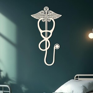 Puede incluir: Un símbolo médico blanco, el caduceo, está montado en una pared verde azulada sobre una cama de hospital con una sábana verde y una almohada blanca. La habitación tiene un suelo verde azulado y una ventana con cortinas blancas.