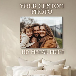 Könnte beinhalten: Ein Metalldruck mit einem Foto einer vierköpfigen Familie, die in einem Waldgebiet lächelt. Der Text "YOUR CUSTOM PHOTO" und "HD METAL PRINT" befindet sich oberhalb und unterhalb des Fotos.