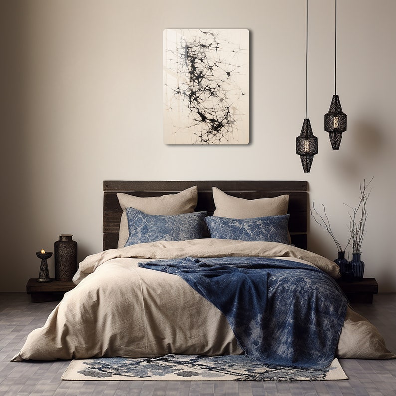 Puede incluir: Un dormitorio con una cabecera de madera y una funda n&oacute;rdica beige. Una manta de lana azul est&aacute; colocada sobre el edred&oacute;n. Dos l&aacute;mparas colgantes negras cuelgan del techo. Una pintura abstracta en blanco y negro cuelga de la pared sobre la cama.