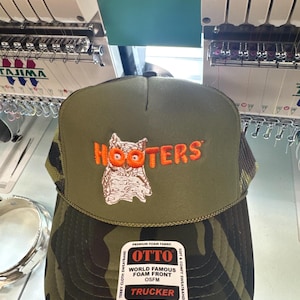 Cappello da camionista mimetico Hooters / Cappellino frontale in schiuma ricamato / Cappello con toppa a forma di gufo divertente / Cappello snapback in rete / Cappello da papà in stile vintage / Regalo per lui