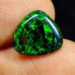 Puede incluir: Una taza de cerámica blanca con asa negra y el texto "But First, Coffee" en negrita negra. La taza se muestra sobre una superficie blanca, mostrando su diseño limpio.