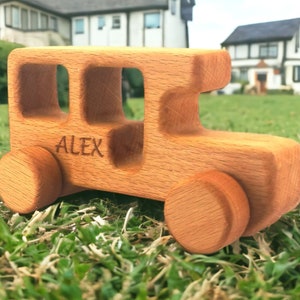 Personalisiertes Holzspielzeug Auto: Buchenholz Geschenk für Kleinkinder