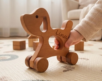 Giocattolo personalizzato a forma di cucciolo in legno di faggio, ideale come regalo per neonati.