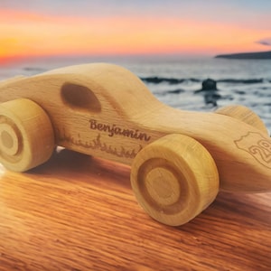 Personalisiertes hölzernes Spielzeugauto: Buchenholz-Geburtstagsgeschenk für Kleinkinder