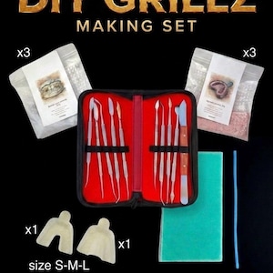 Puede incluir: Un kit de fabricación DIY Grillz con el texto DIY GRILLZ MAKING SET. Incluye tres bolsas de material dental, un estuche negro con cremallera e interior rojo que contiene ocho herramientas de escultura de metal, dos cubetas dentales en tallas S-M-L, un bloque rectangular verde y una varilla de plástico azul.