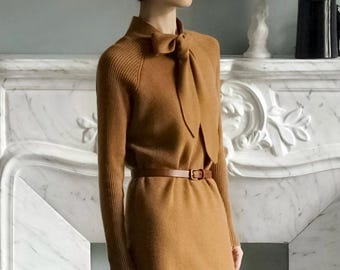 Damtröja i kamelfärgad 100 % kashmir med kraftig stickning och knytband, elegant rak passform, raglanärmad kashmirtröja med fluga
