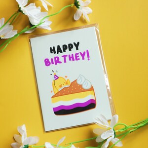 Carte d'anniversaire non binaire Happy Bir-they - Drapeau Enby Bennie - Jolie carte d'anniversaire LGBT homosexuelle