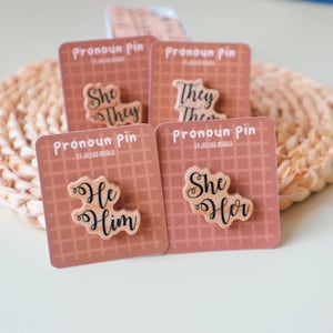 Speld voor voornaamwoord: houten - typografie cursief - zij/haar-pin - hij/hem-pin - zij/zij-pin - zij/zij-pin - transgender niet-binaire LGBT-pin