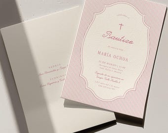 Könnte beinhalten: Eine rechteckige Taufeinladungskarte mit einem rosa-weiß gestreiften Muster und einem cremefarbenen, dekorativen Rahmen in der Mitte. Der Text lautet Bautizo, María Ochoa, 25 de marzo und enthält weitere Veranstaltungsdetails.