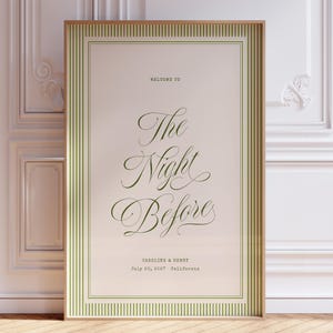 Può includere: Un cartello incorniciato con le parole "The Night Before" in elegante scrittura. Il cartello ha un bordo a righe verde chiaro ed è posto contro un muro bianco con modanature decorative. Il testo in basso recita "Caroline & Kerry July 26, 2017, California."