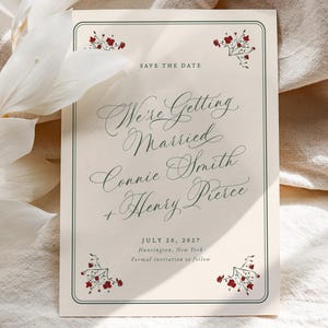 Puede incluir: Una invitación de boda color crema con borde verde y detalles florales. El texto dice "Save the Date" y anuncia el matrimonio de Connie Smith y Henry Pierce, con fecha 20 de julio de 2027 y lugar Huntington, Nueva York.