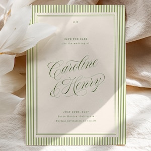 Puede incluir: Una tarjeta de invitación de boda con fondo crema y borde a rayas verdes. El texto "Caroline & Henry" está escrito en una elegante escritura, con la fecha "30 de julio de 2087" debajo. Las palabras "Save the date" están en la parte superior.
