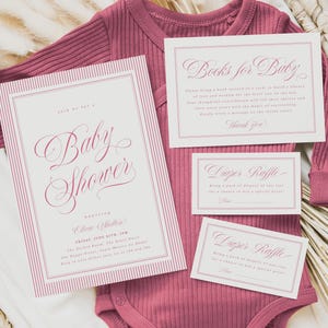 Puede incluir: Una invitación a un baby shower y tarjetas a juego en un suave tono rosa. La invitación presenta una escritura elegante y bordes a rayas, con tarjetas para libros y rifa de pañales. También se incluye un body rosa a juego.
