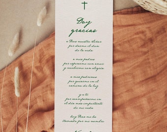 Könnte beinhalten: Ein weißes Lesezeichen mit einem grünen Kreuz oben und dem Text "Day gracias" in grüner Kursivschrift. Der Text setzt sich mit einem Gebet auf Spanisch fort und endet mit dem Namen "Nicolás" in grüner Kursivschrift.