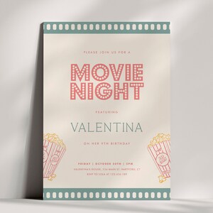 Peut inclure: Une invitation &agrave; une soir&eacute;e cin&eacute;ma de style vintage avec un seau de popcorn rouge et blanc et le texte "Movie Night" avec des ampoules. L'invitation est pour le 9&egrave;me anniversaire de Valentina.