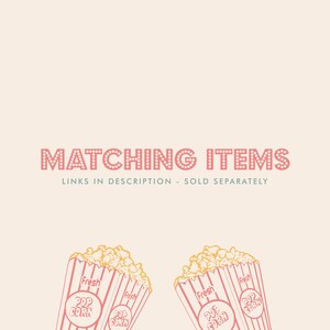 Peut inclure: Deux contenants de popcorn ray&eacute;s rouge et blanc avec du popcorn jaune &agrave; l'int&eacute;rieur. Les contenants portent le texte "Fresh Pop Corn". Le texte "MATCHING ITEMS LINKS IN DESCRIPTION - SOLD SEPARATELY" est au-dessus des contenants.
