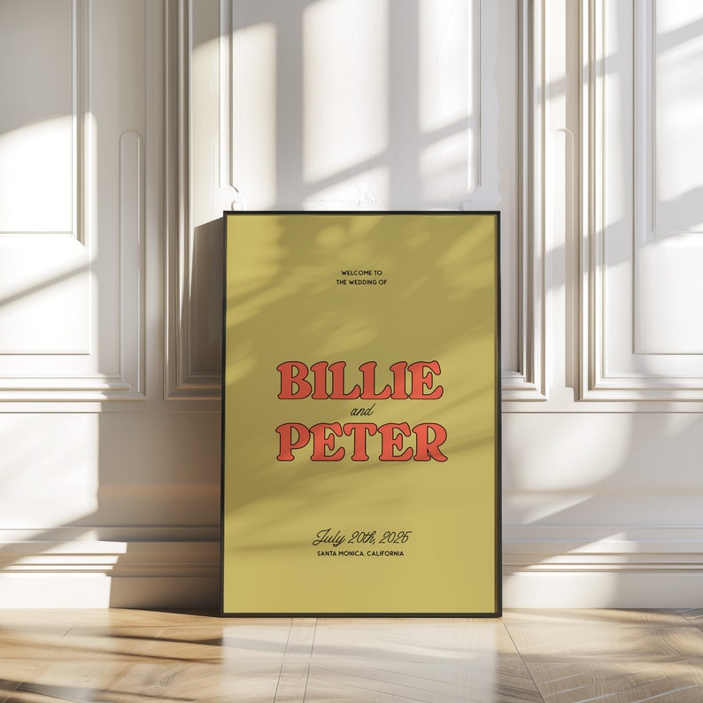 K&ouml;nnte beinhalten: Eine gelbe Hochzeitseinladung mit dem Text "Willkommen zur Hochzeit von Billie und Peter" in Rot. Das Datum "20. Juli 2026" und der Ort "Santa Monica Kalifornien" sind ebenfalls in schwarzer Schrift enthalten.