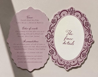 Könnte beinhalten: Eine hellviolette, gefaltete Hochzeitseinladungskarte mit gewelltem Rand. Die linke Seite enthält Angaben zu Veranstaltungsort, Ablauf und Unterkunft. Die rechte Seite zeigt einen dunkelvioletten Blumenrand und den Text The finer details.