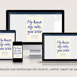 Puede incluir: Dise&ntilde;o de invitaci&oacute;n digital mostrado en varios dispositivos: ordenador, tableta y smartphone. La invitaci&oacute;n presenta el texto "My house, my rules, your wine" en azul sobre un fondo crema. Editable y descargable.