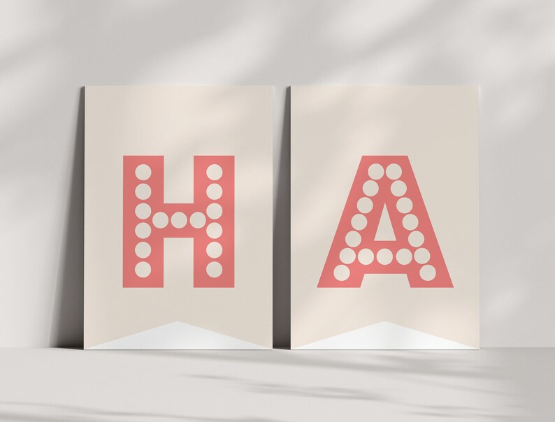 Peut inclure: Deux banni&egrave;res de couleur cr&egrave;me avec les lettres "HA" en grandes lettres rouges soulign&eacute;es. Les lettres sont compos&eacute;es de cercles blancs.