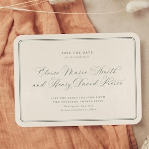Può includere: Un biglietto color crema per salvare la data con un bordo verde scuro. Il biglietto presenta un testo elegante che annuncia il matrimonio di Eloise Marie Smith e Henry David Pierce, previsto per il 3 luglio 2027, a Huntington, New York.
