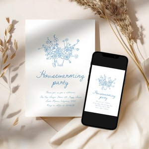 Puede incluir: Una invitaci&oacute;n a una fiesta de inauguraci&oacute;n de casa y un tel&eacute;fono inteligente que muestra el mismo dise&ntilde;o. La invitaci&oacute;n y la pantalla del tel&eacute;fono presentan una ilustraci&oacute;n floral azul y las palabras "Housewarming party". La invitaci&oacute;n incluye detalles del evento.