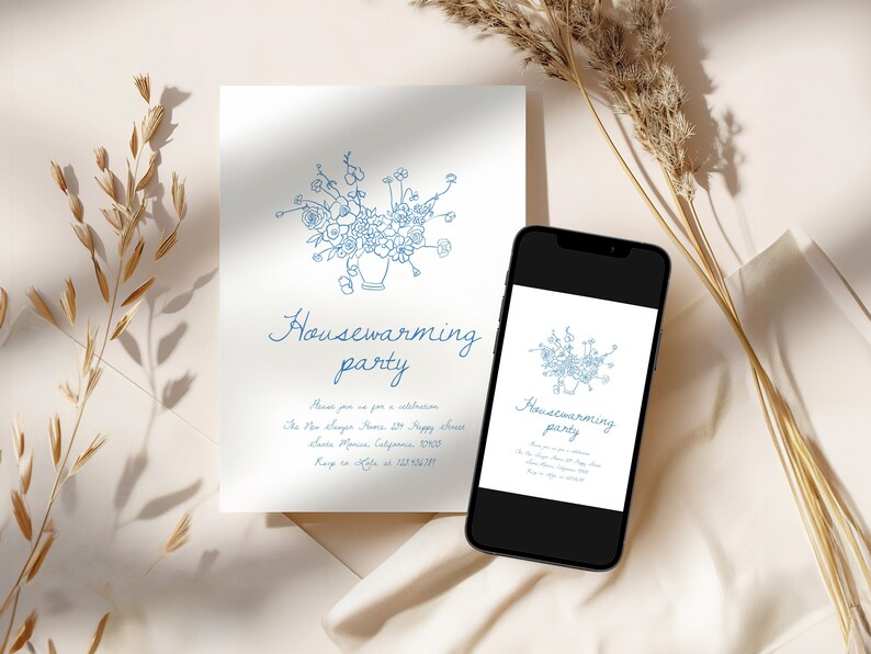 Puede incluir: Una invitaci&oacute;n a una fiesta de inauguraci&oacute;n de casa y un tel&eacute;fono inteligente que muestra el mismo dise&ntilde;o. La invitaci&oacute;n y la pantalla del tel&eacute;fono presentan una ilustraci&oacute;n floral azul y las palabras "Housewarming party". La invitaci&oacute;n incluye detalles del evento.