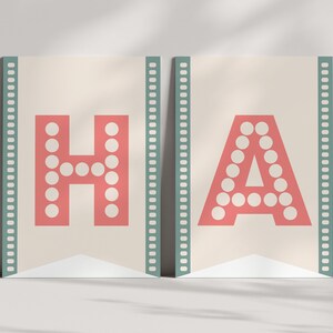 Peut inclure: Une banni&egrave;re avec les lettres "HA" en rouge avec des pois blancs. Les lettres sont sur un fond cr&egrave;me avec une bordure de pellicule verte.